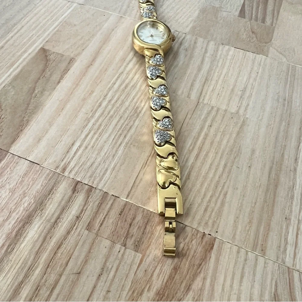 Unbranded ladies oval gold tone crystal hearts dress watch NEW BATTERY